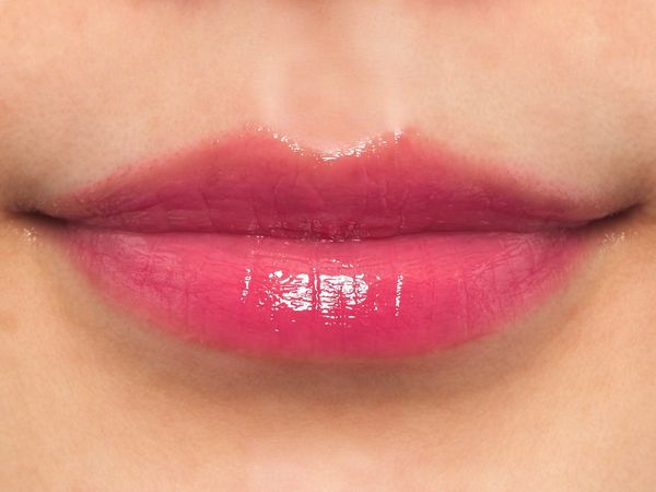 普段使いしやすいやさしいカラーのRIMMEL（リンメル）『ラスティングフィニッシュ ティントリップ  002 唇に溶け込むようになじむピーチピンク』をレポに関する画像8