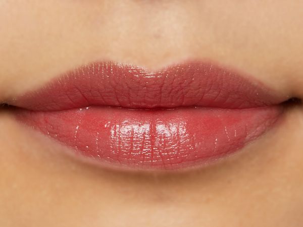 ナチュラルなローズカラー。唇を保湿しながら色も保つレアナニのトーンアップルージュ に関する画像1