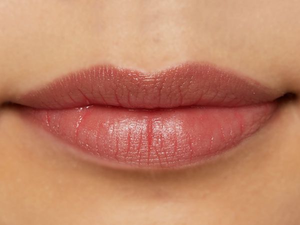 ナチュラルなローズカラー。唇を保湿しながら色も保つレアナニのトーンアップルージュ に関する画像8