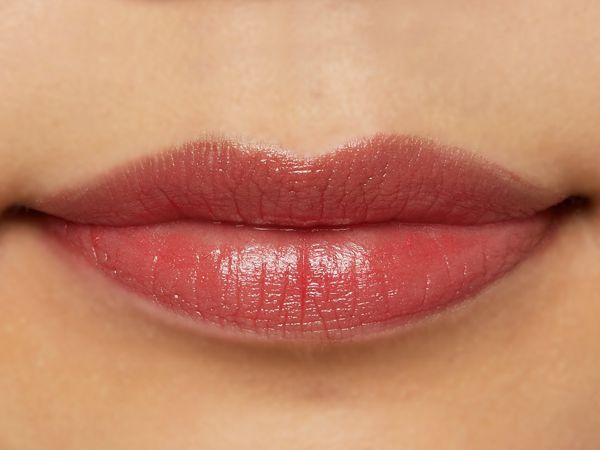 ナチュラルなローズカラー。唇を保湿しながら色も保つレアナニのトーンアップルージュ に関する画像21