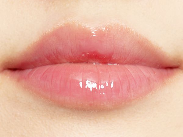 ふっくらジューシーな唇に♡ダークなプラムカラーがモードなグロスオイルに関する画像18