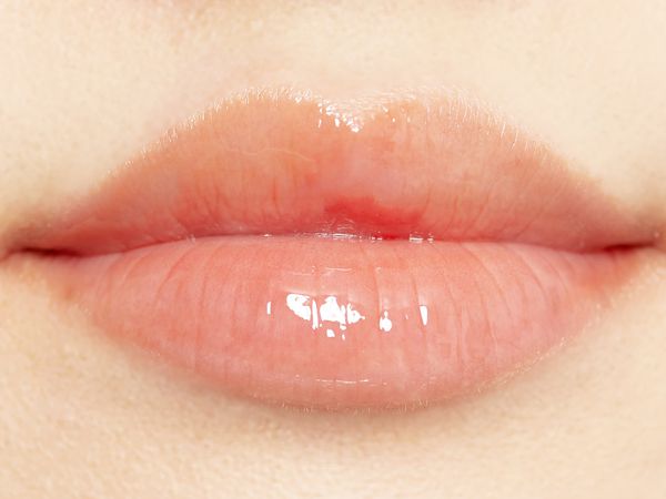 ふっくらジューシーな唇に♡ダークなプラムカラーがモードなグロスオイルに関する画像30