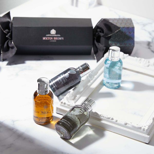 温かさ、さわやかさを感じる香りを贅沢に詰め合わせたMOLTON BROWN(モルトンブラウン)『ウッディ&アロマティック クラッカー』の使用感をレポに関する画像1
