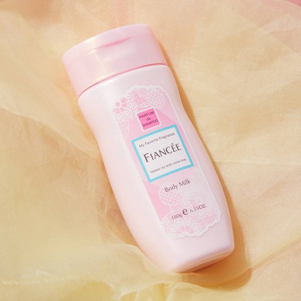 甘い香りですべすべ肌にFIANCEE(フィアンセ)『ボディミルクローション ピュアシャンプーの香り』のご紹介に関する画像1