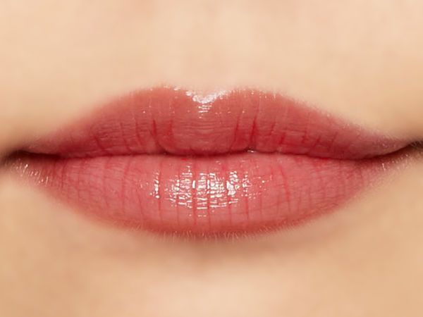 唇の色を“隠さずいかす”！ うるつやシアーな発色のスリークグロウリップ『トマトコーラル』をご紹介に関する画像34