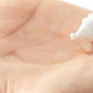 メラノCC 薬用 しみ 集中対策 美容液 <医薬部外品> 20ml の画像 1