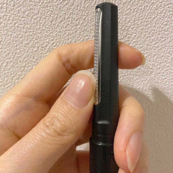 裏面は爪の両端にフィットするサイズ