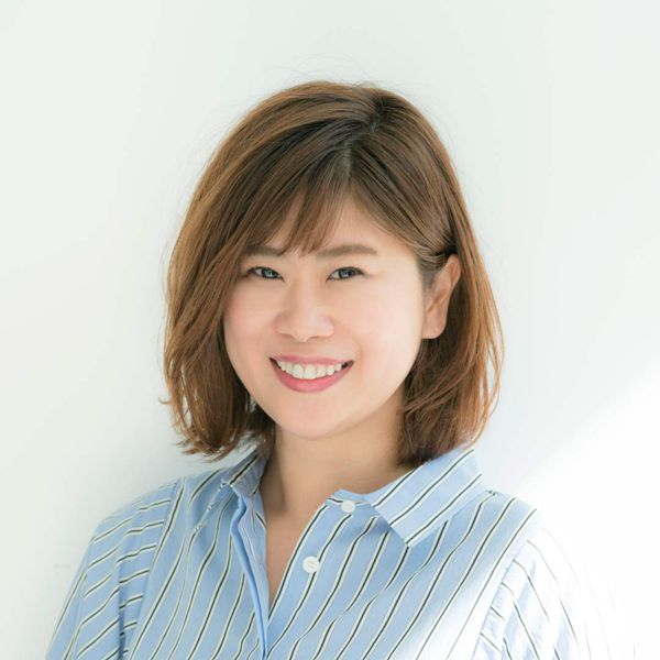 Georgeさん 大人の可愛さと上品さを引き出すメイクが大人気のヘア&メイクアップアーティスト。ビューティー誌、ファッション誌を中心にCM、広告なども担当。自他共に認めるコスメヲタクで、特に韓国コスメには目がない。 Instagramでは@george828で厳選したおすすめコスメを紹介しつつ、韓国コスメアカウント@george__beautyでも日々熱いコスメ愛を発信中。 女優・モデルの高橋愛さんの韓国本『高橋愛の韓国本。』では全ての撮影でヘアメイクを担当。