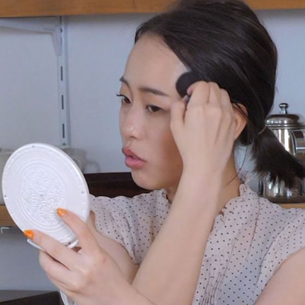 ブラシに残ったパウダーをこめかみ部分に軽くのせる