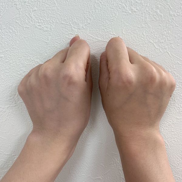 左手の甲に塗布