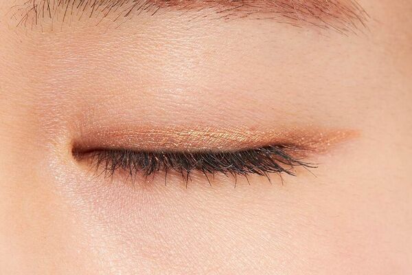 いつものメイクを華やかに♡ シャンパンカラーコスメを取り入れてみない?の画像